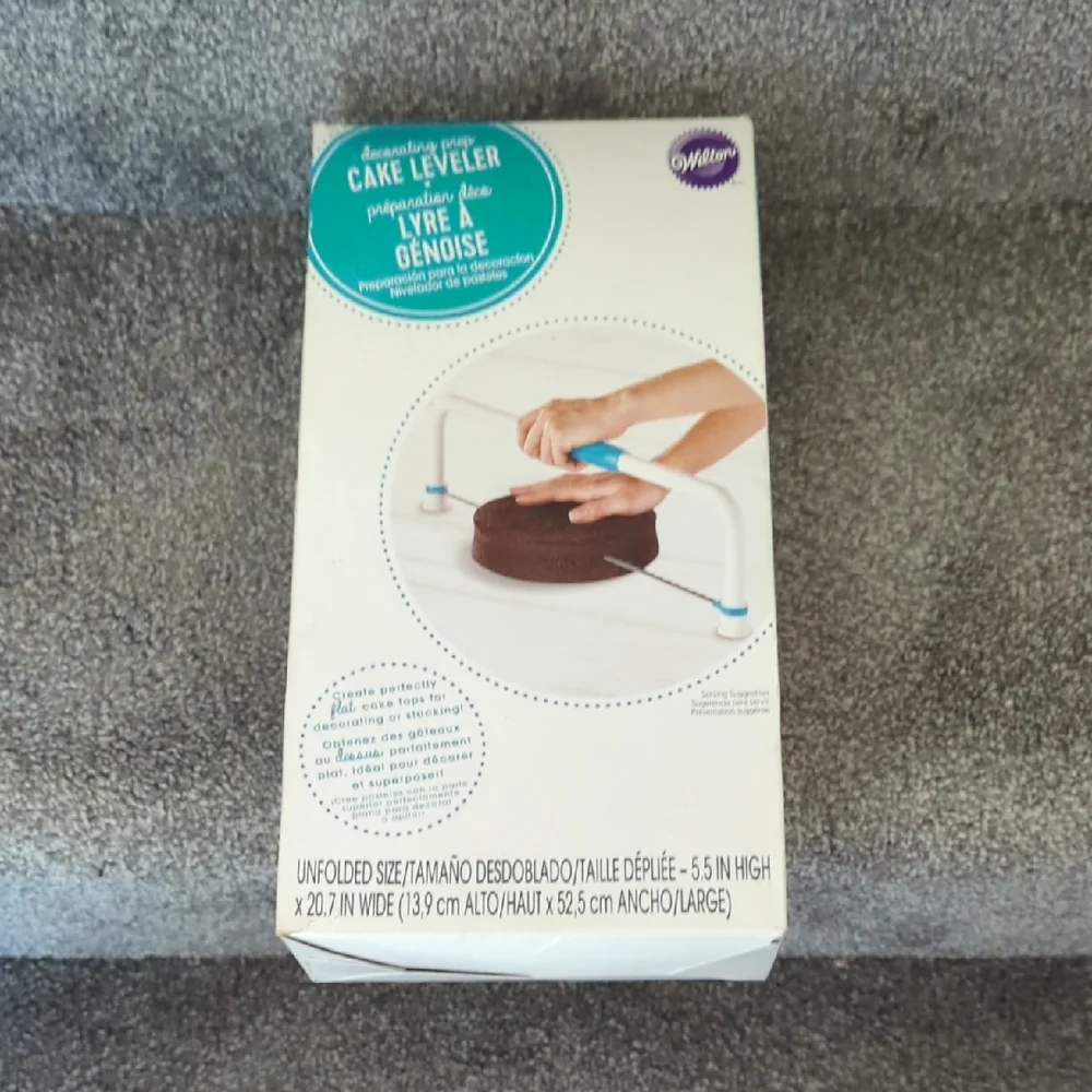Wilton Cake Leveler with White and Blue Handles
